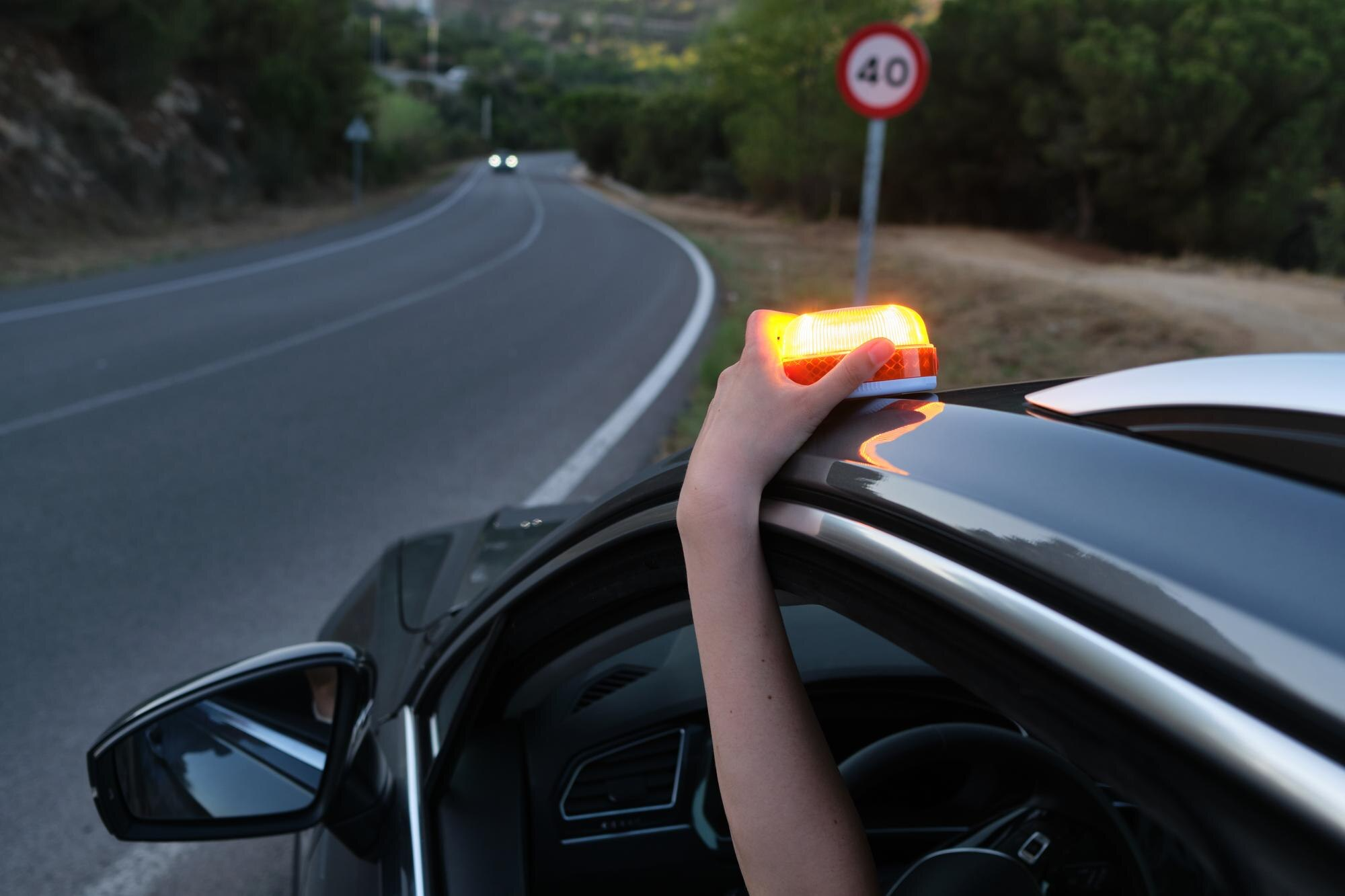 Pechlichten Auto Veiliger bij pech: het V-16 noodlicht | Carteam Auto Dijkwel