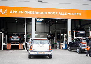 werknemer onder auto